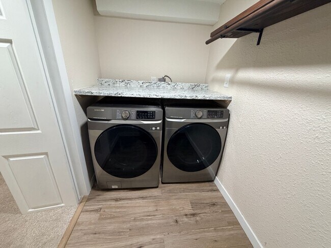 Building Photo - For Rent – Renovated 3 Bedroom Bungalow in Englewood