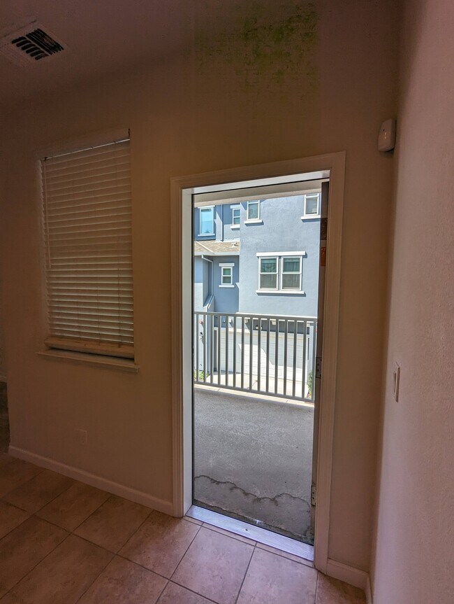 Building Photo - 1246 De Altura Cmns
