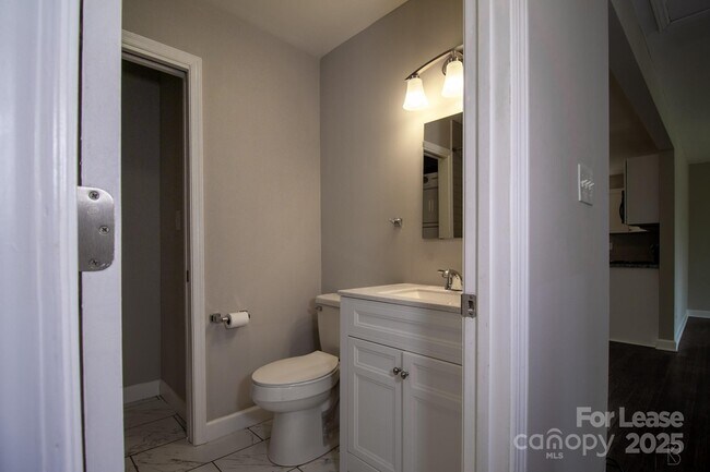 Building Photo - 4021 Crestridge Dr