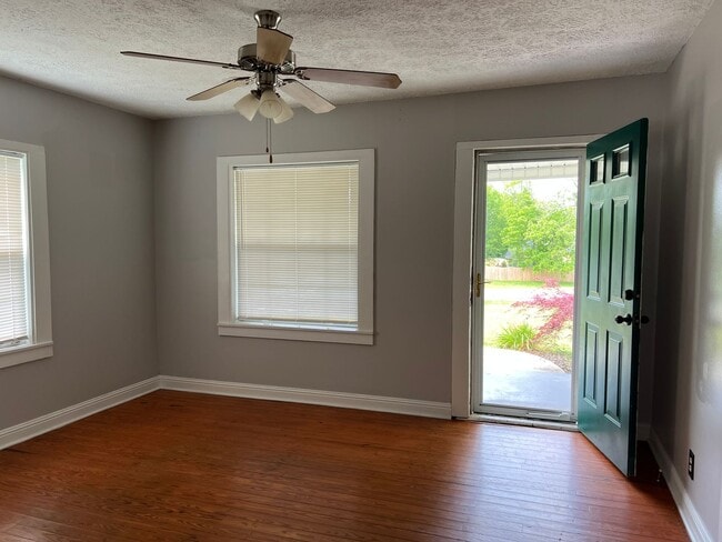 Building Photo - 3 bed 2 full bath -one level house in Jone...