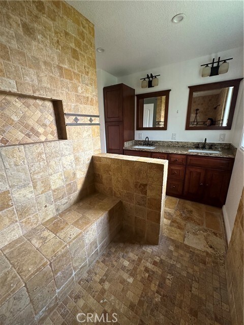 Building Photo - 9388 Valley View St