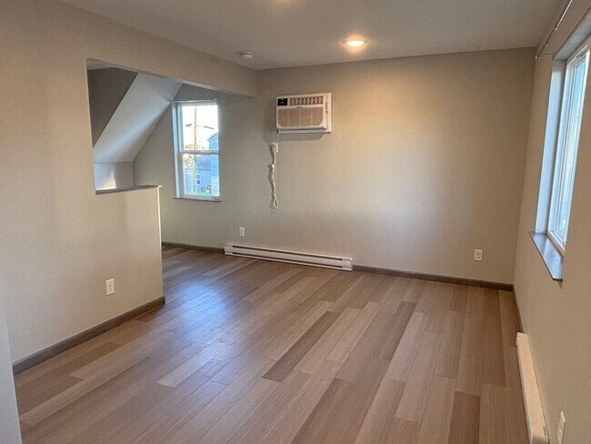 Building Photo - Duplex: Fully Remodeled 2024 Now Available