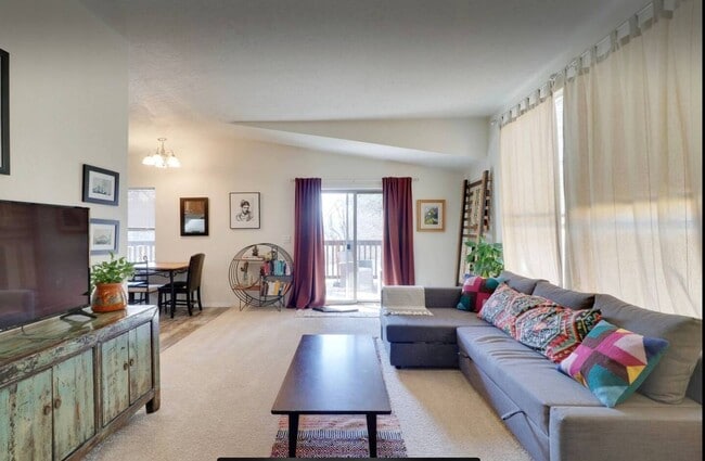 Building Photo - Spacious Fully Furnished Home with 3 Bedroom | 2 Bath home in White Salmon.