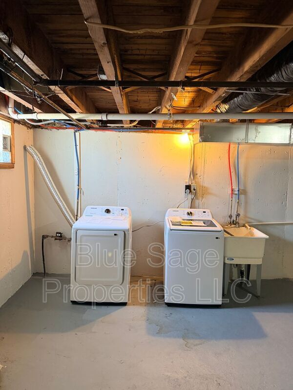 Building Photo - 1012 Burnside Rd