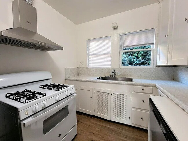 Building Photo - Nice and comfortable home
