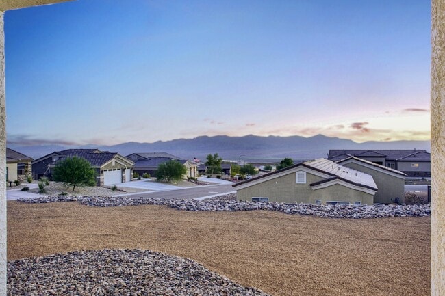 Building Photo - Beautiful Contemporary home with panoramic views! Community pool and club house use included.