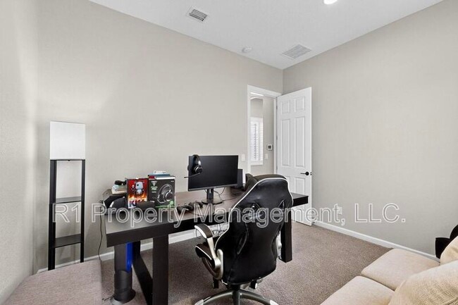 Building Photo - 1723 Mount Hood Trl NW