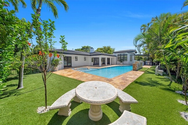 Building Photo - 5120 Carillo St