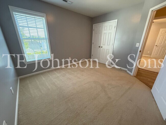 Building Photo - Spacious 4 Bedroom Home with Fenced Yard & Two Car Garage in Clemmons