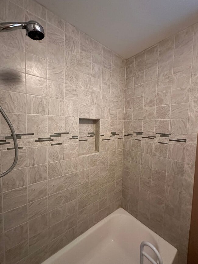 Building Photo - Forest Hills Cutie