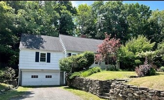 Building Photo - 4 Pinecrest Dr
