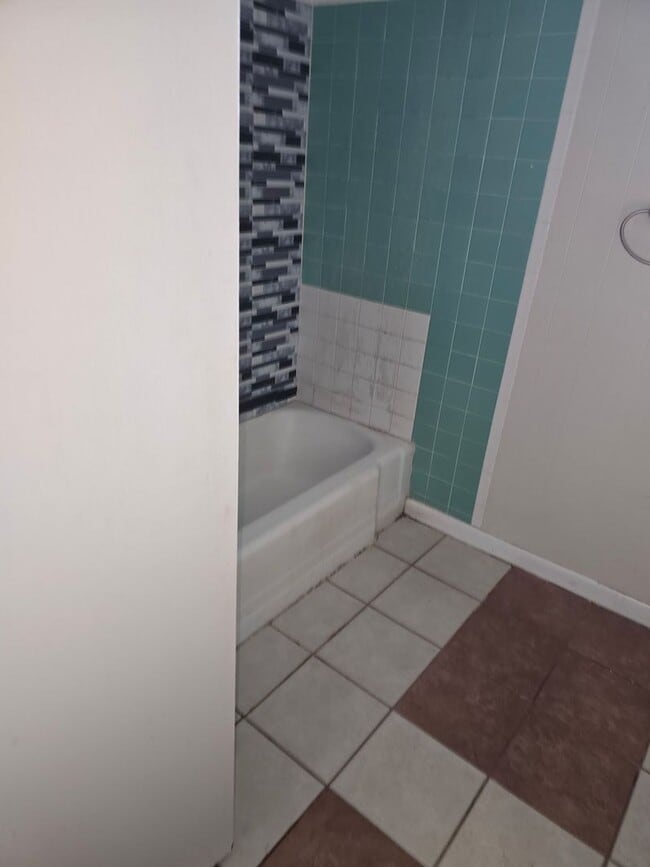 Building Photo - Oak Ridge 37830 - 1 Bedroom, 1 Bath Apartment - Contact Lisa Vineyard and Shannon Russell (865) 2...