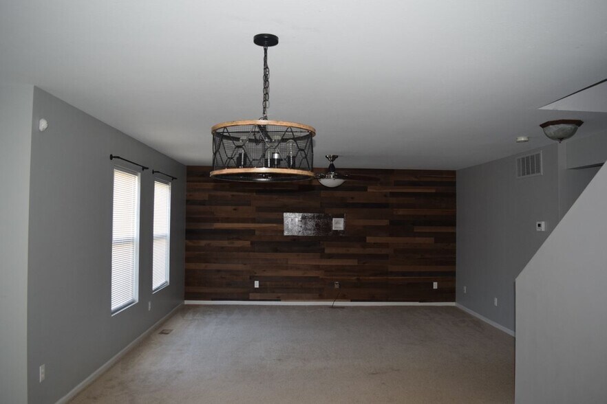 Building Photo - 8549 Hawthorn Hill