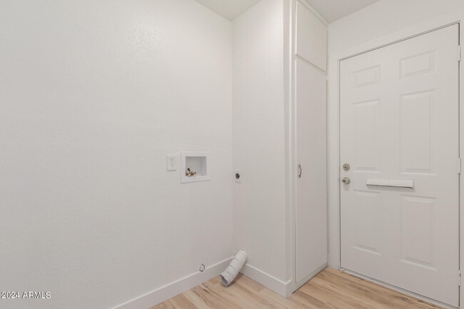 Building Photo - 10935 W Santa Fe Dr