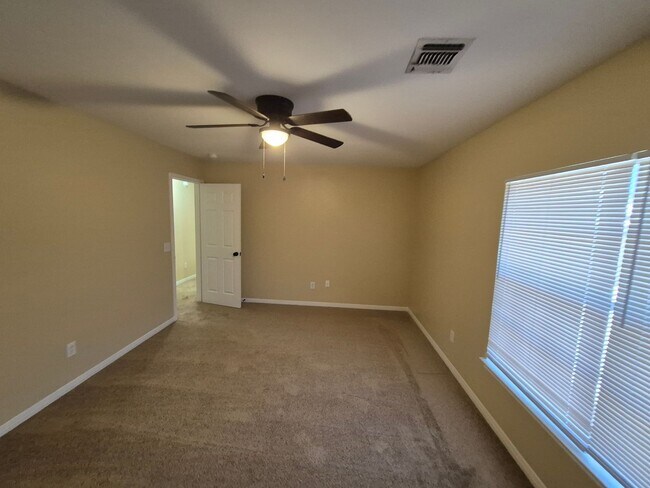 Building Photo - 5907 Deer Lake Dr