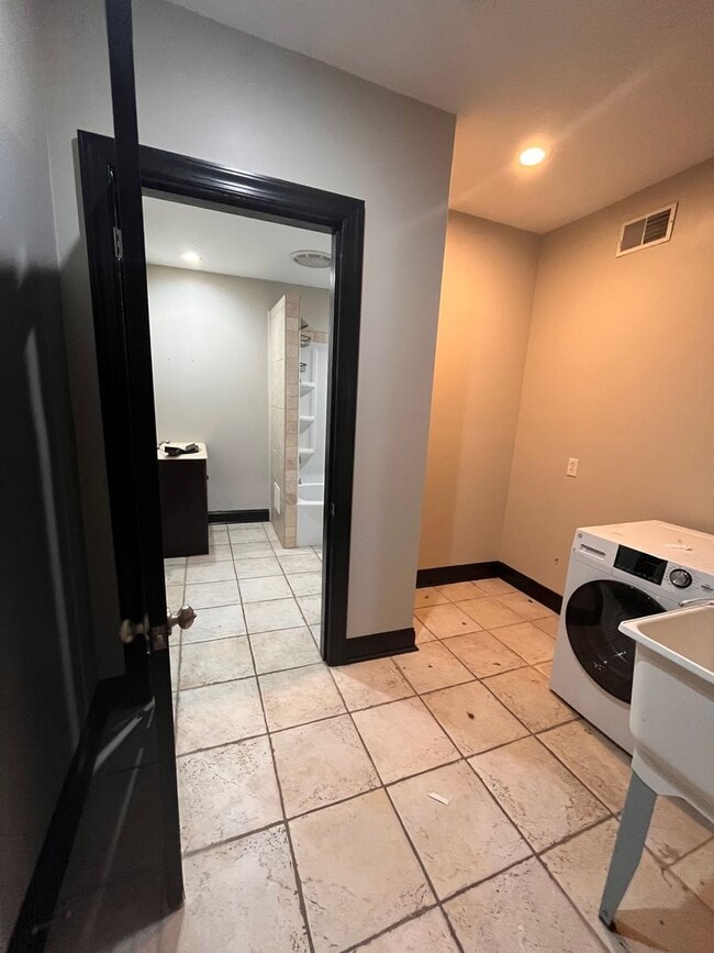 Building Photo - Large Home in ShadySide, Newly Rennovated!