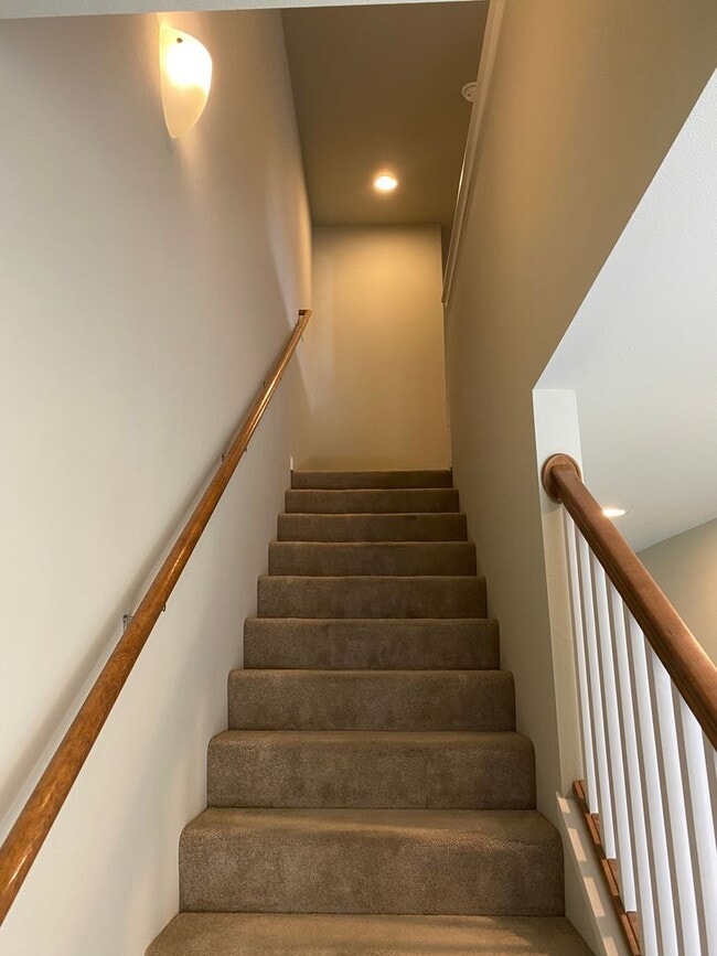Building Photo - Spacious End Unit Condo