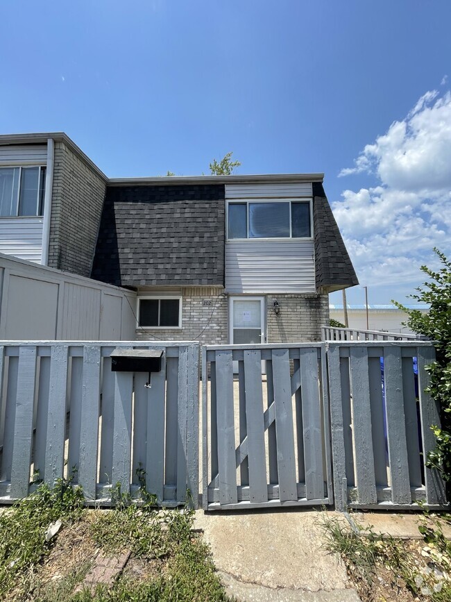 Building Photo - 3-Bed, 2.5 Bath Condo