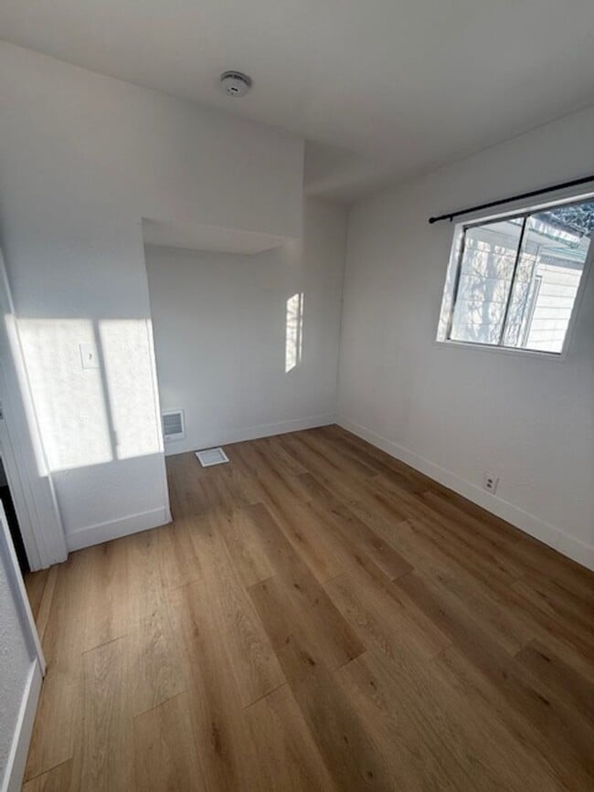 Building Photo - Hansen-PM-025-0262