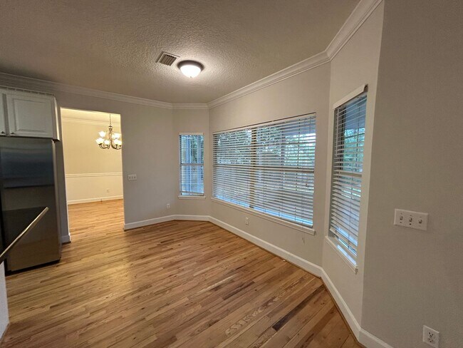 Building Photo - Spacious and Perfectly located 4/2 home in...