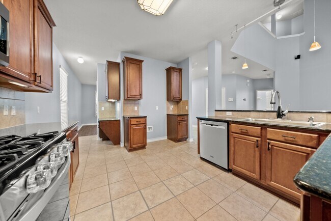 Building Photo - Amazing Pool. stunning 5bed, 3bath, 3Car G...