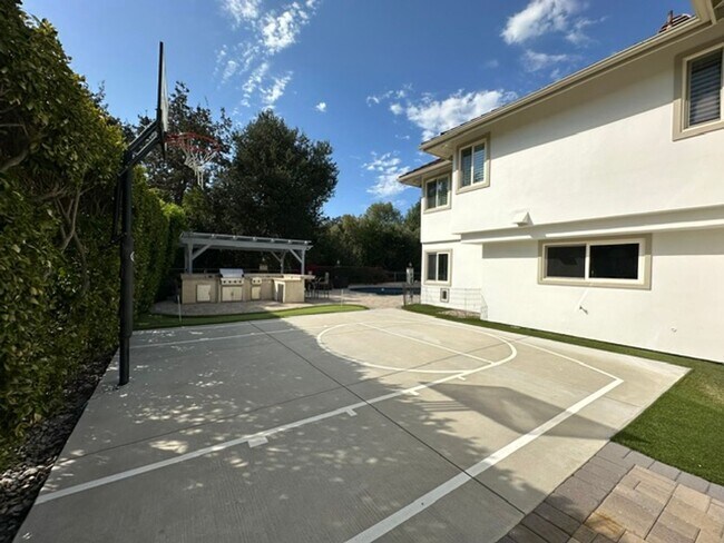 Building Photo - 1635 Larkfield Ave