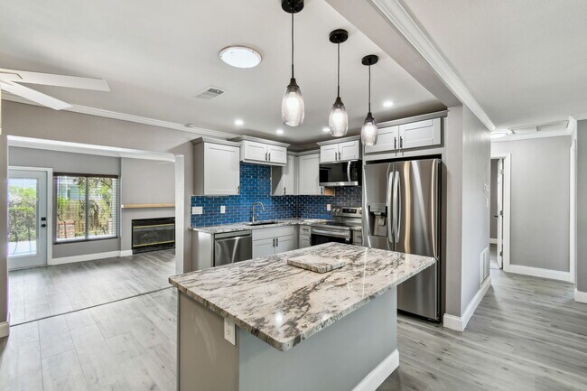 Building Photo - 528 Manor Dr