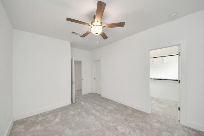 Building Photo - 10235 Forest Lake Dr
