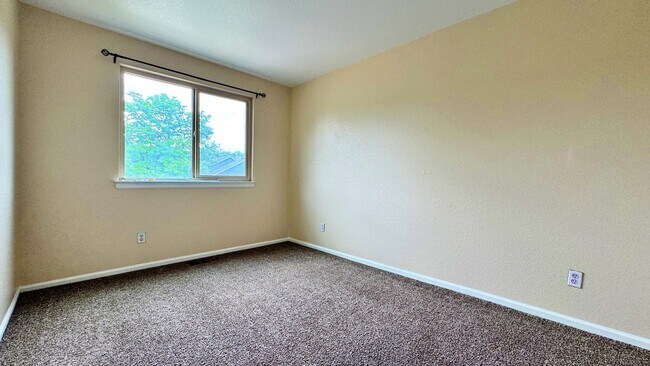 Building Photo - Welcome to this Fantastic 4 Bed 2.5 Bath i...