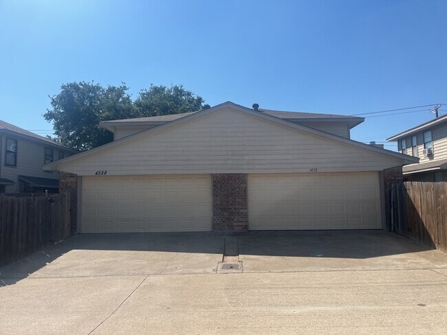 Building Photo - Townhouse! 2 bedroom 2.5 bath 2 car garage!