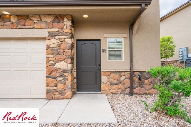 Building Photo - Cozy Townhome with Community Pool