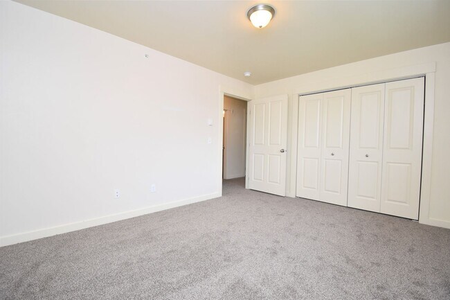Building Photo - Centrally Located TOP Floor 2b w/ Private ...