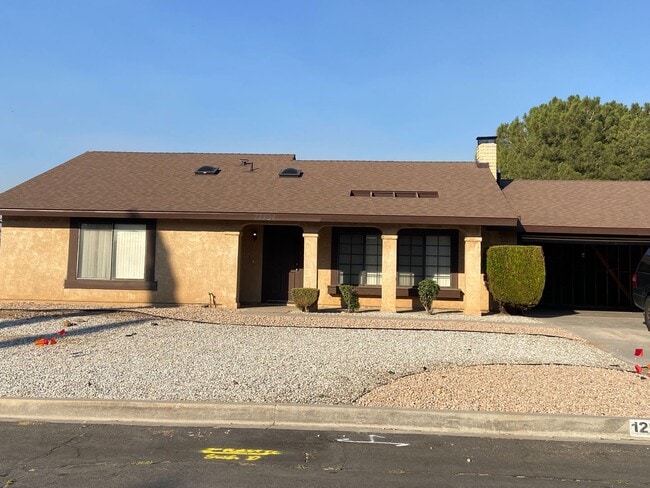 Building Photo - 3 Bedrooms, 2 Bathrooms, 3 Car Garage, Fir...