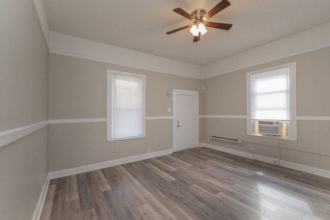 Building Photo - $880 Section 8 Ok!