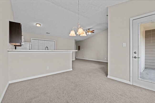 Building Photo - Freshly Remodeled 3rd Floor Apartment