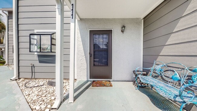 Building Photo - Unfurnished 2 Bedroom Townhome Near the Be...