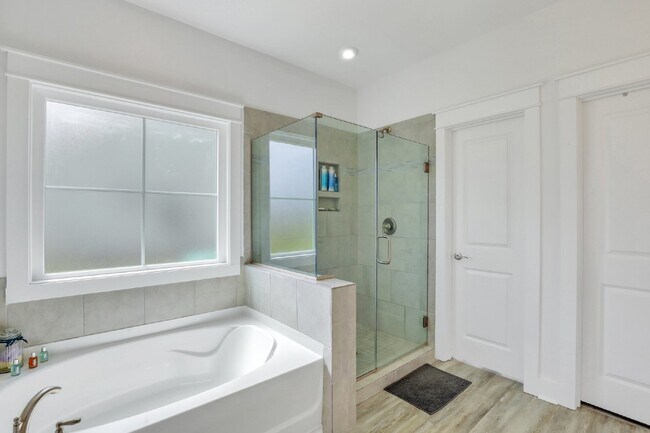 Building Photo - "Lagoon view in Lawton Station - Spacious ...