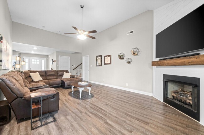 Building Photo - 3 Bed 2 Bath Home For Rent Near Downtown Clarksville!