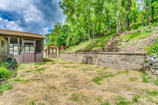 Building Photo - AVAILABLE MID-SEPTEMBER! Gorgeous 3-bedroo...