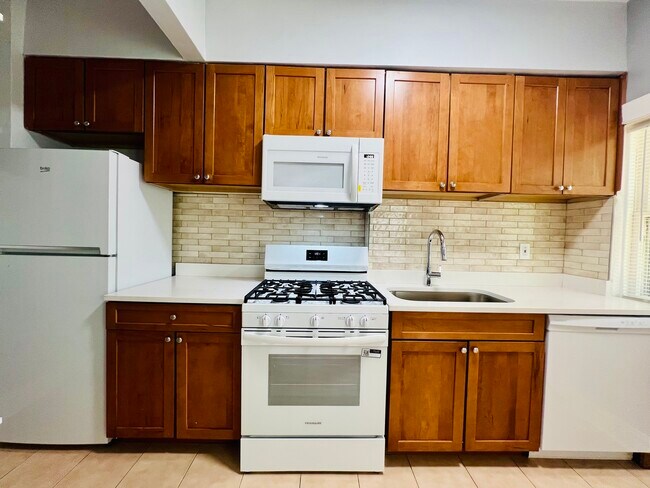 Building Photo - 532 Highland Ave