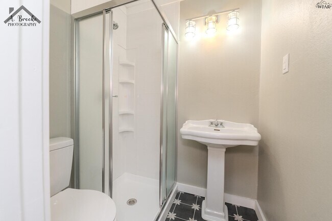 Building Photo - 3121 Sherwood Ln