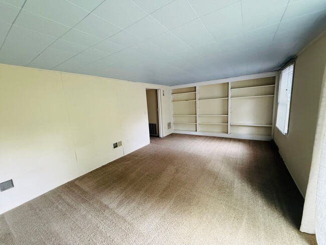 Building Photo - 4 Bedroom, 2.5 Bath Townhouse