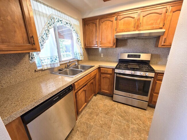 Building Photo - Beautiful 3 Bedroom 2 Bath Home in Gated Community