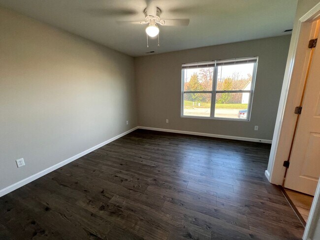 Building Photo - Newer single family house