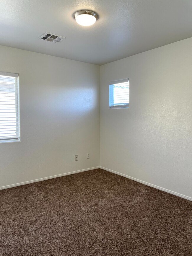 Building Photo - DARLING 3 BEDROOM, 2.5 BATH LOCATED IN GAT...