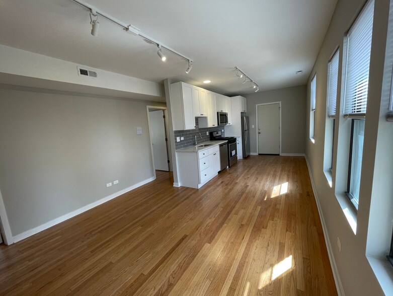 Primary Photo - 3225 W Catalpa Ave