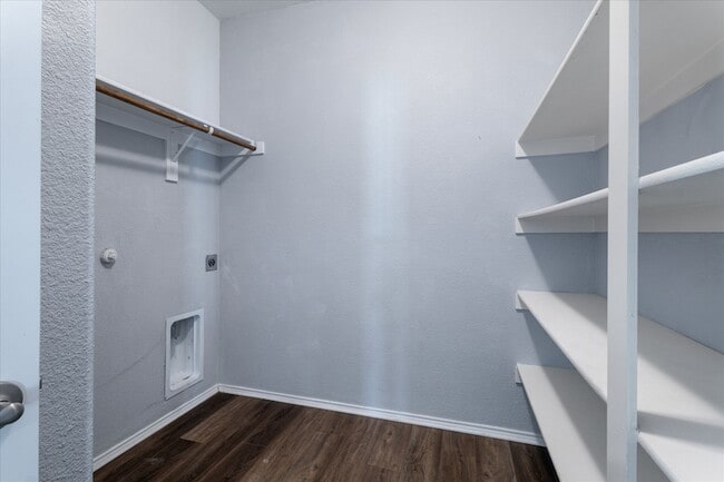 Building Photo - 9141 Blackstone Dr