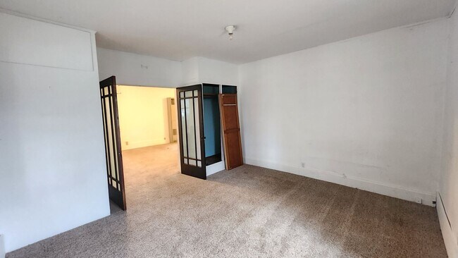 Building Photo - 3 Bed 1 Bath Home with Garage