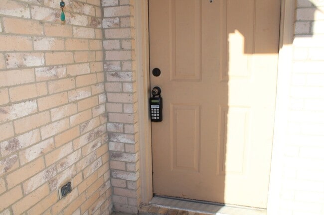 Building Photo - 3133 Walingford Dr