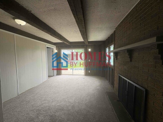Building Photo - Three Bedroom | 1.5 Bathroom | Garage | Ne...